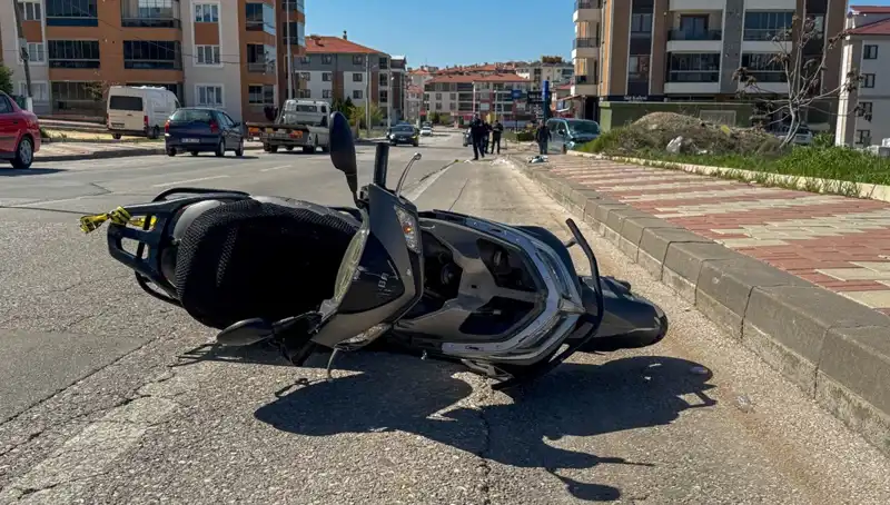 Uşak'ta Feci Trafik Kazası: Hafif Ticari Araç ve Motosiklet Çarpıştı, 1 Kişi Hayatını Kaybetti