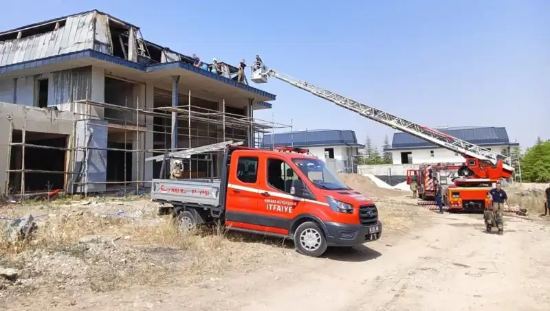 Ankara Gölbaşı'nda Villaların Bulunduğu Alanda Korkutan Yangın
