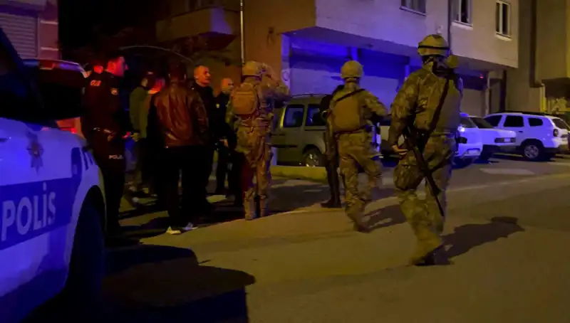 Balkondan Tüfekle Ateş Açan Şahıs Kendini Eve Kilitledi: Olayın Ardındaki Sebep Ne?