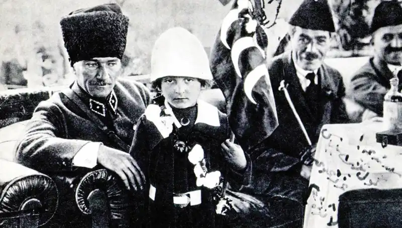 Unutulmaz Fotoğrafın Arkasındaki Gizem: O Şapkanın Altında Ne Yatıyor?