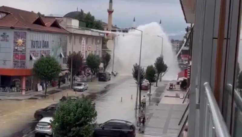 İçme Suyu Hattında Fırtına Gibi Patlama: Su Yükseklere Fışkırdı!