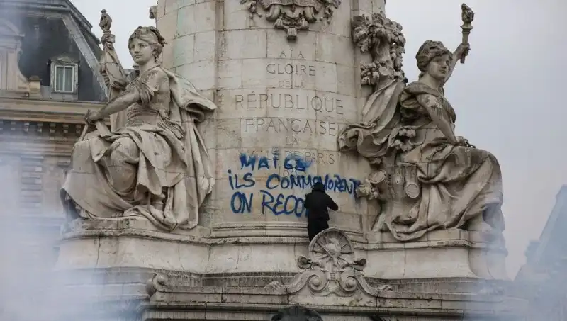 Paris Belediyesi, Grafiticilere Savaş Açtı: Şehirdeki Duvarlar Temizleniyor