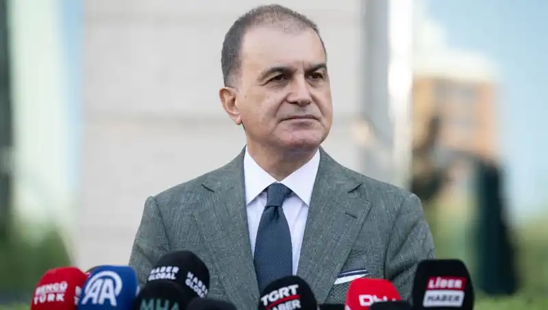 Ömer Çelik'ten Özel’e Sert Tepki: Meşru Demokratik Alanı Tehdit Eden Açıklamalar Yok Hükmündedir