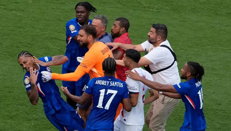 Dev finalin ardından olaylı anlar: Teknik direktör, futbolcuya yumruk attı!