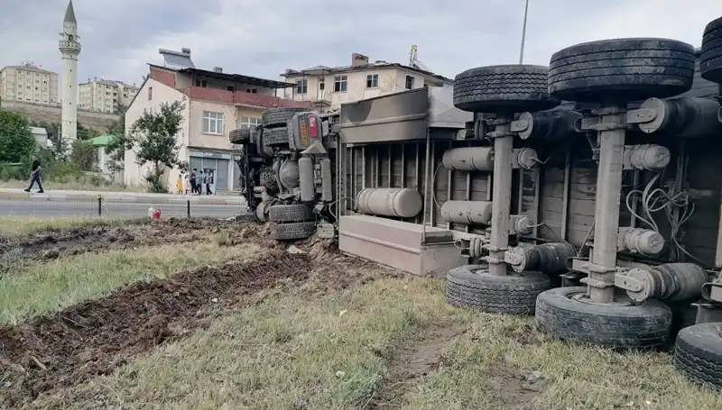 ** Erzurum’da Freni Boşalan TIR, Korkunç Kazaya Neden Oldu!**