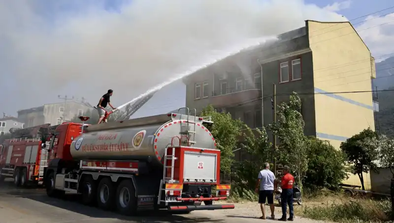 Çatı Katındaki Yangın Paniğe Neden Oldu: Herkes Tedirgin Oldu